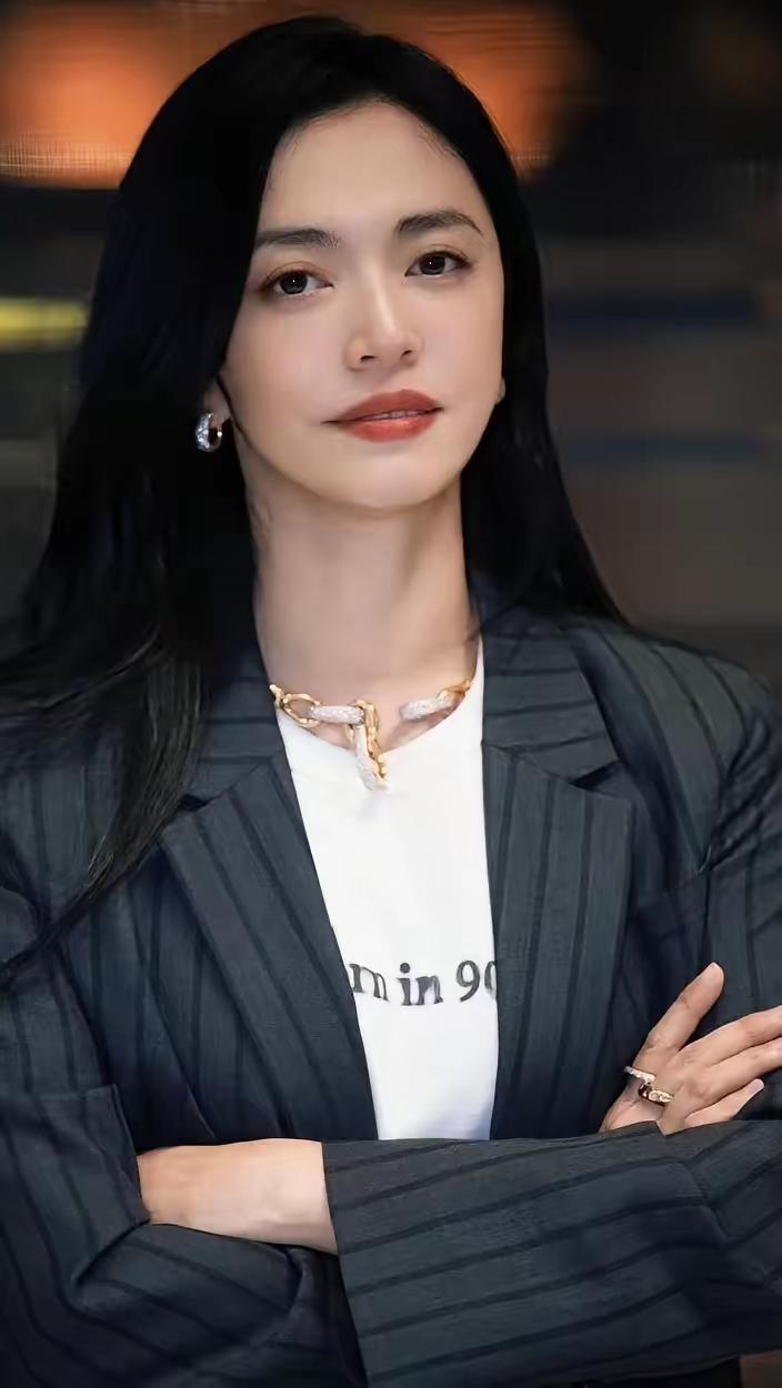 姚晨的问题不在于这次站错队，而是次次站错队，想给她开脱都没理由。1.和凌潇