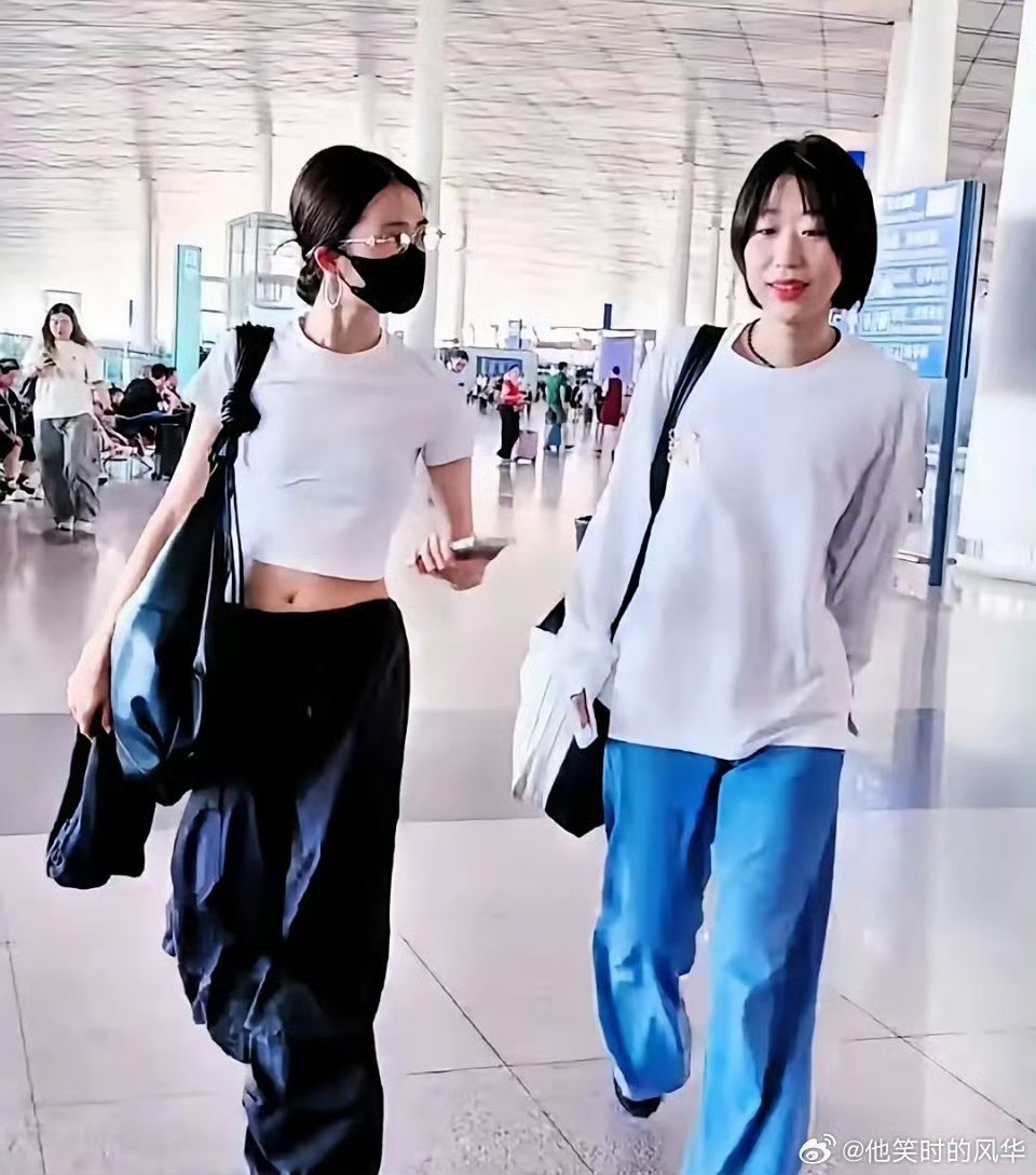 孙莉一家子的颜值没得说，孩子们长相都是非常出众的！小儿子长相清秀，超像黄磊！乖巧