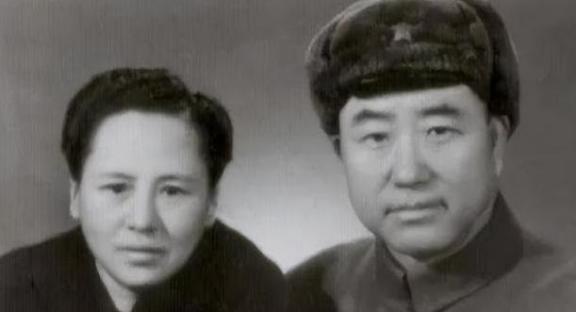 1950年，36军军长刘万春接到通知到北京参加会议，可是刚下车，就看到几名全副武