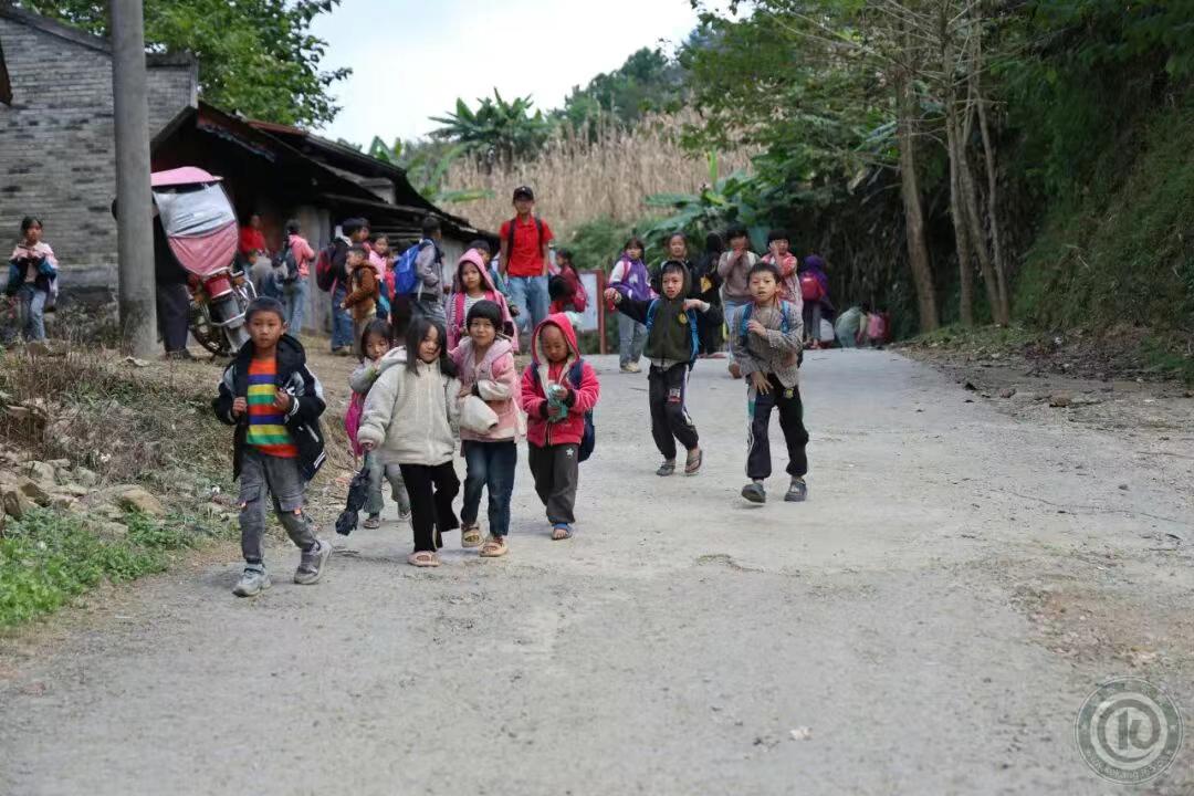 缅北果敢红岩学校的名气很大！这是位于缅北果敢地区最北部的红岩乡，有一个红岩小