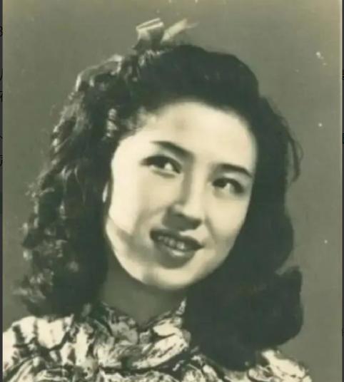 1965年，杜月笙的四姨太姚玉兰在外搓麻将时，顿感全身燥热，坐立难安，一种不祥的