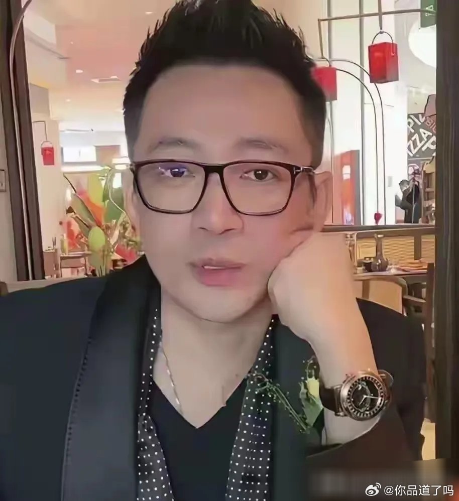 我的天，葛思琪又盯上汪小菲了！他还说汪小菲不说话挺有魅力，一开口就掉价。汪小菲也