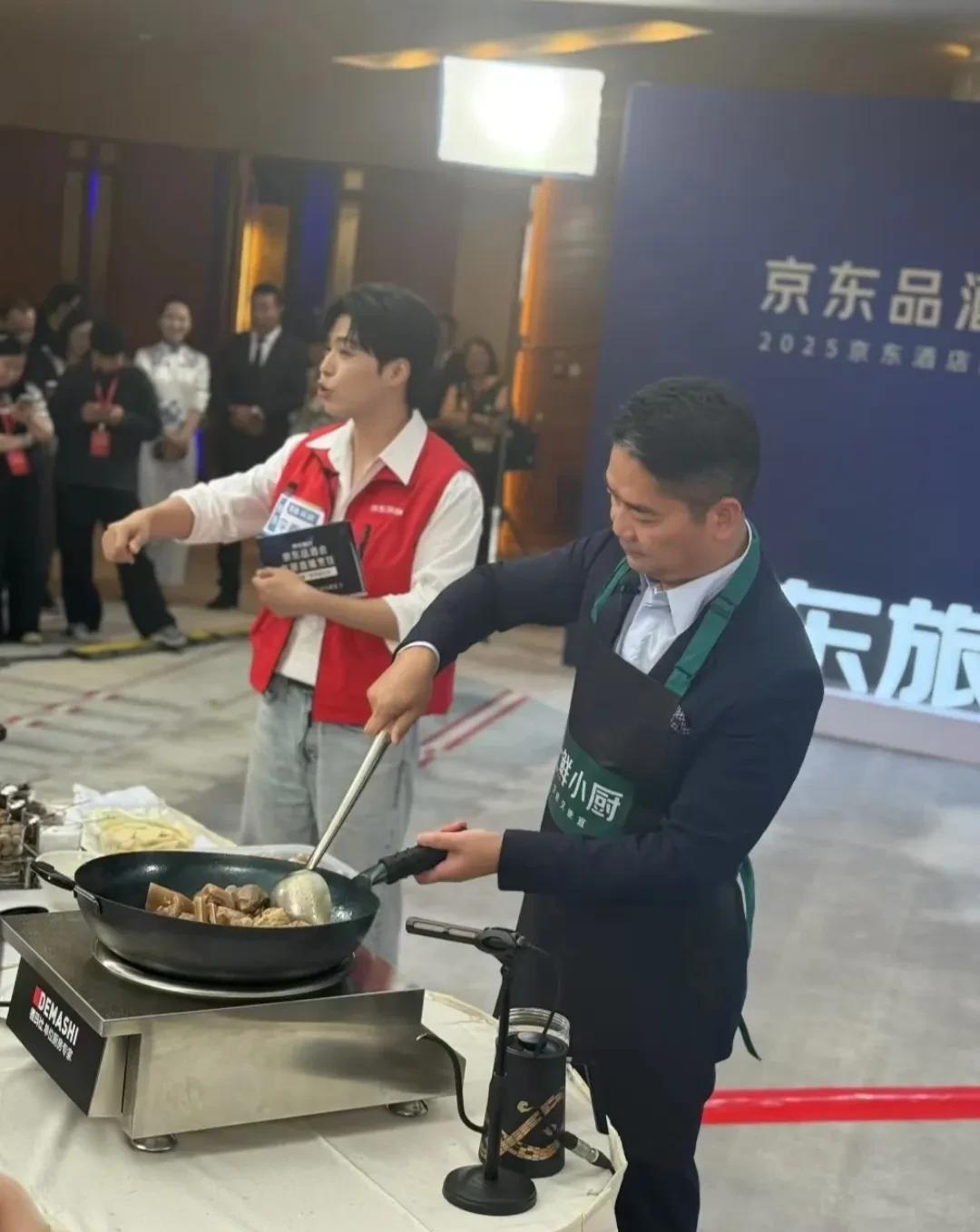 刘强东真是上得商场，下得厨房啊！刘强东参加节目，直播炒菜，炒的是宿迁名菜“黄狗