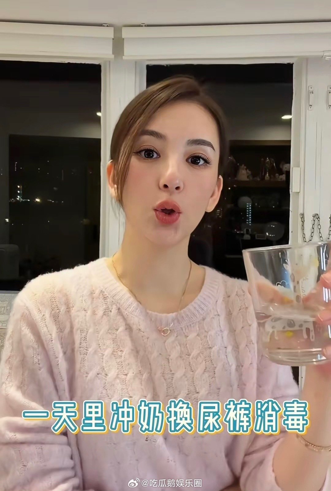 郭富城老婆在家给小女儿冲奶粉，方媛透露10个月三宝还要吃夜奶，一次150毫升，孩子喝的就是二百多一罐