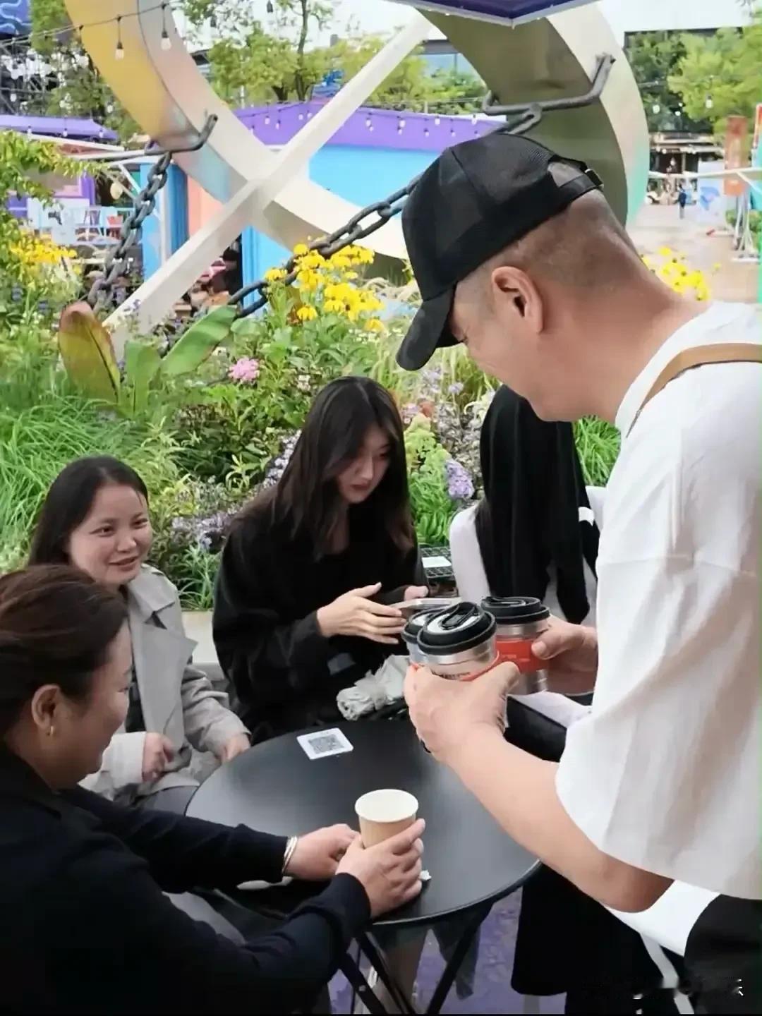 李亚鹏咖啡馆开业，“女儿们”都来祝贺。三位青春美少女从左至右分别是：养女，侄