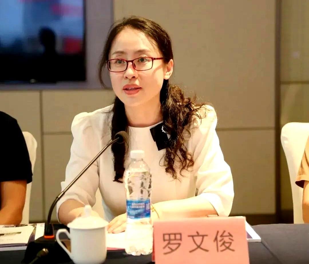 她当大官还被说花瓶？网上夸一位女领导长得好看又有本事，可名字职务全对不上号。