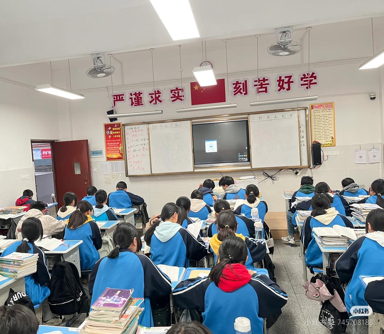 大家发现了吗？以前小姑娘上小学时我记得我小时候都是梳高马尾，或者编的辫子