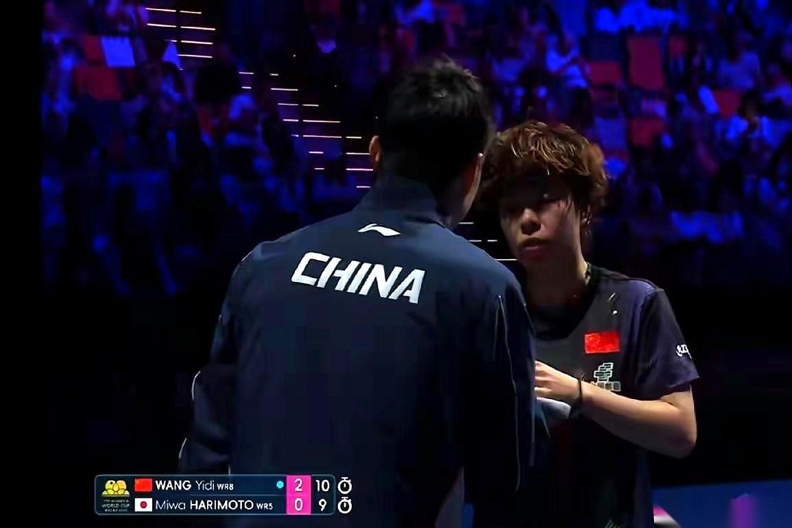 王艺迪打张本美和那场球，全场的焦点，其实都在场边那个男人——于子洋身上。他赛前