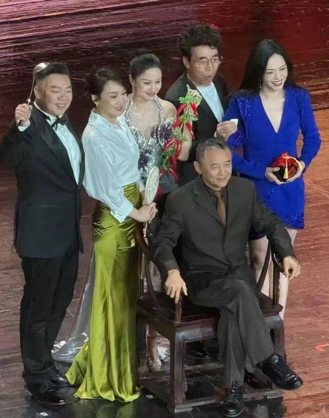 《武林外传》剧组二十年重聚，可惜白展堂和秀才没来，还有莫小贝也没来呀。这部剧后，