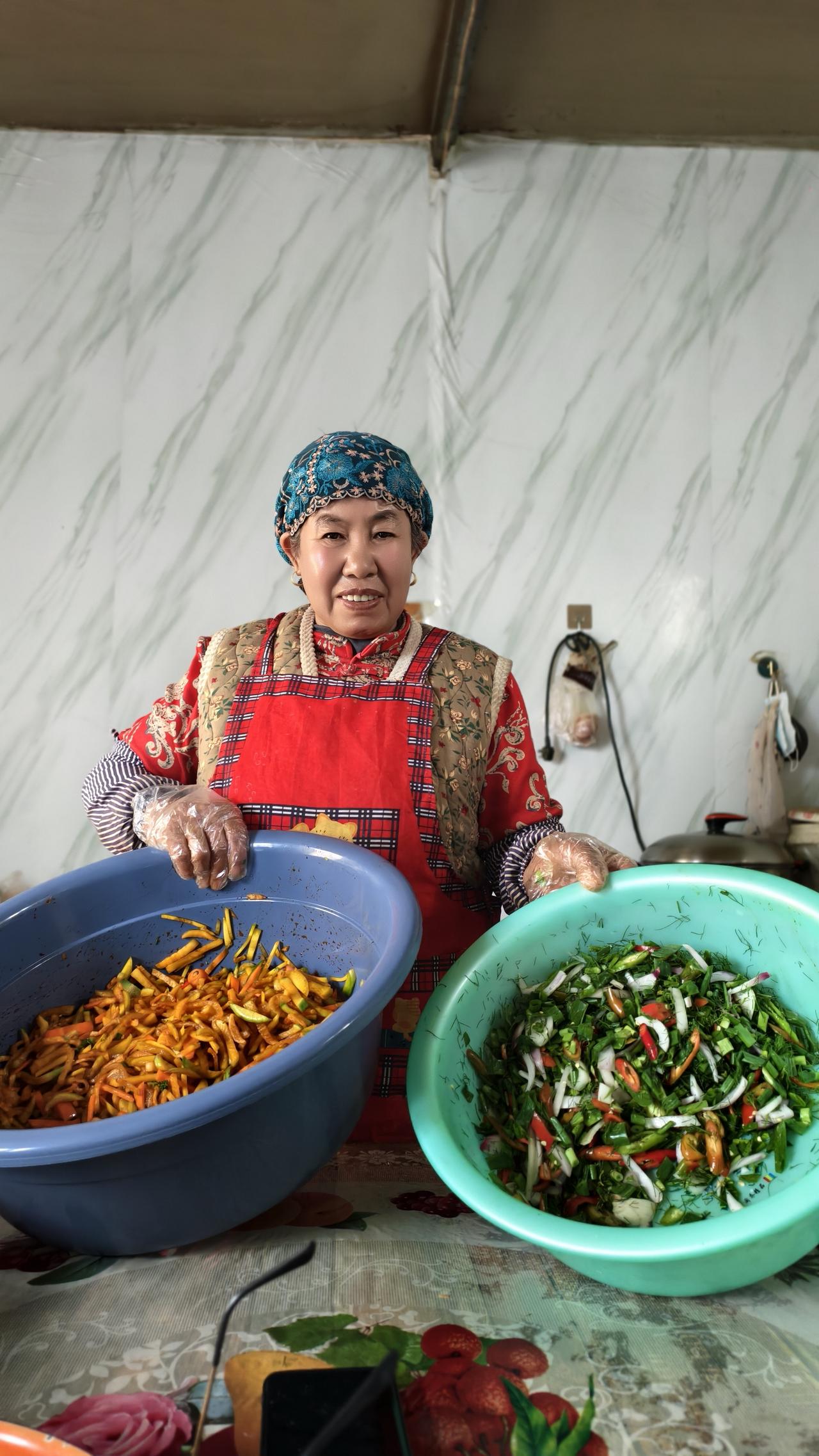晒图笔记大赛又到了腌菜的季节，老妈开始腌菜了！