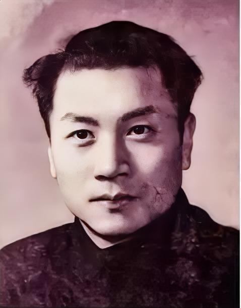 1944年，地下党员任远被俘，半夜，他悄悄叫醒狱友，对他说：“我受了重伤，活不了