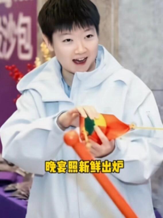 重庆站比赛莎莎参加晚宴，必然吃辣椒火锅，看莎莎的表情，不太能吃辣！孙颖莎真的是