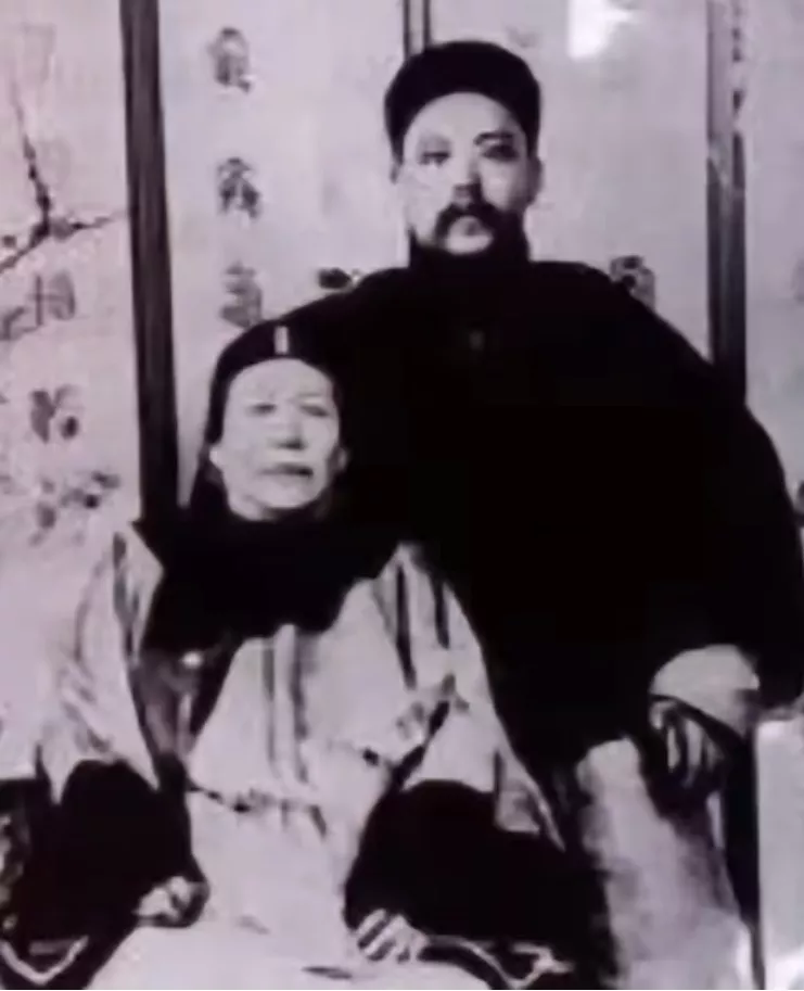 1901年，直隶总督袁世凯母亲去世，他回乡葬母。哪料，袁家族长袁世敦却说：你母亲
