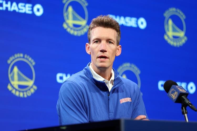 公牛想挖勇士队的墙角！根据报道，公牛队想要在休赛期重组管理层，而勇士队的邓利维