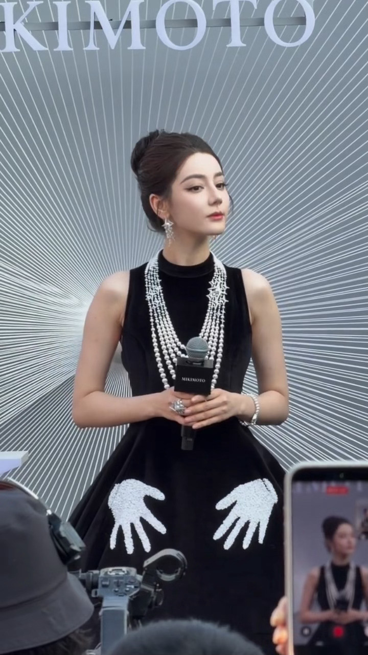 全体起立迎接美神还把手和衣服上的手掌比大小哈哈哈哈哈哈迪丽热巴高盘发公主迪丽热巴