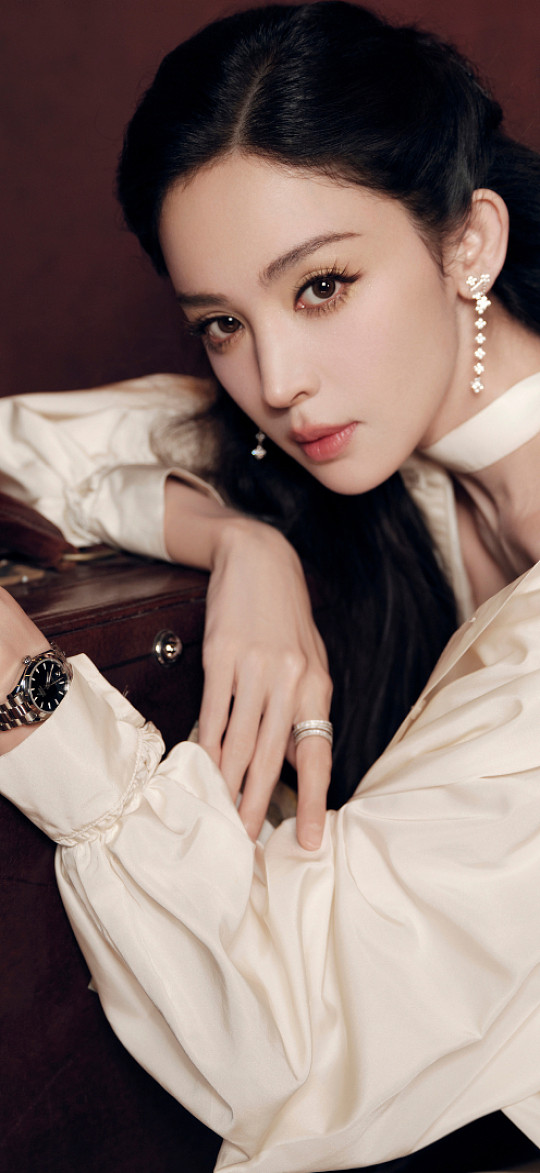 娜扎只睡两小时的状态娜扎这状态也太绝了！仅睡两小时却在新剧首映活动上神采奕奕，高