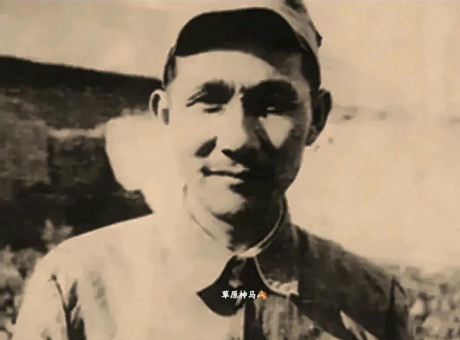 他俩是同一个人或亲兄弟吗一九五五年，周总理主持开国将官授衔仪式然而快结束时，