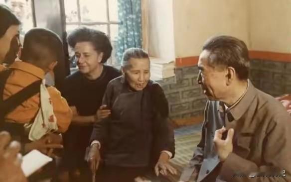 这张珍贵合影拍摄于1973年4月23日周总理第三次来到大寨，也是他最后一次来