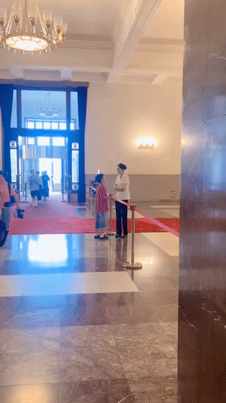 一名小男孩在参观北京人民大会堂的时候，突然感到“内急”想要上卫生间。但是由于大