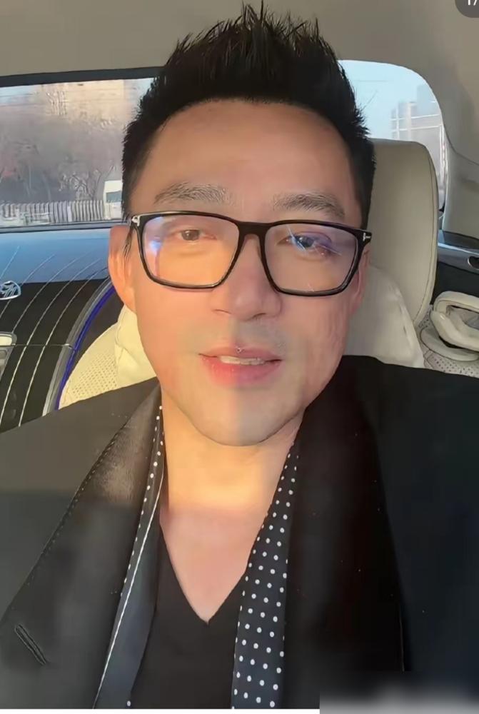 汪小菲的感情史，说起来全是热闹。和张雨绮热恋时，俩暴脾气互扇耳光的新闻，当年