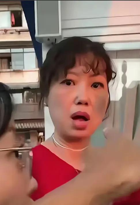 洪崖洞那个红衣商拍女人可能正发愁呢。不是愁整治来得太急，也不是愁短时间没生