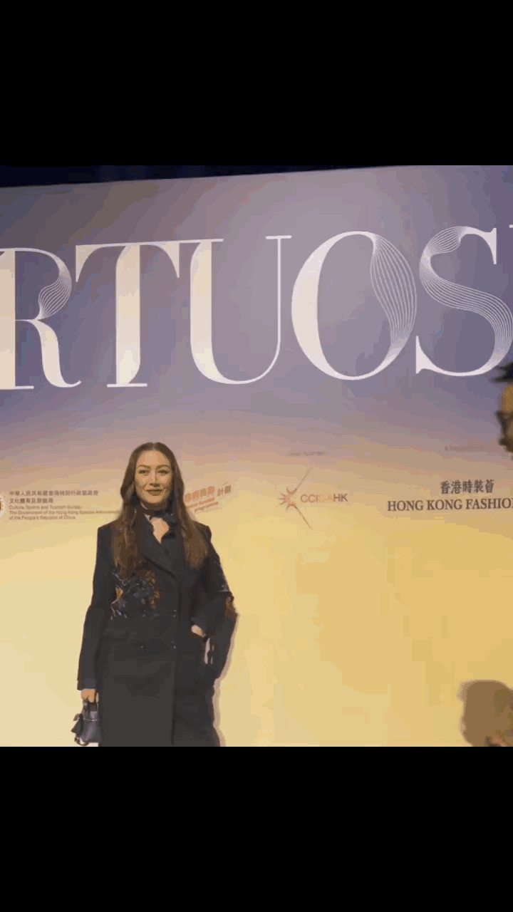 这一刻，替任达华感到阵阵心酸。任达华和老婆琦琦参加活动，琦琦正对着镜头拍照，