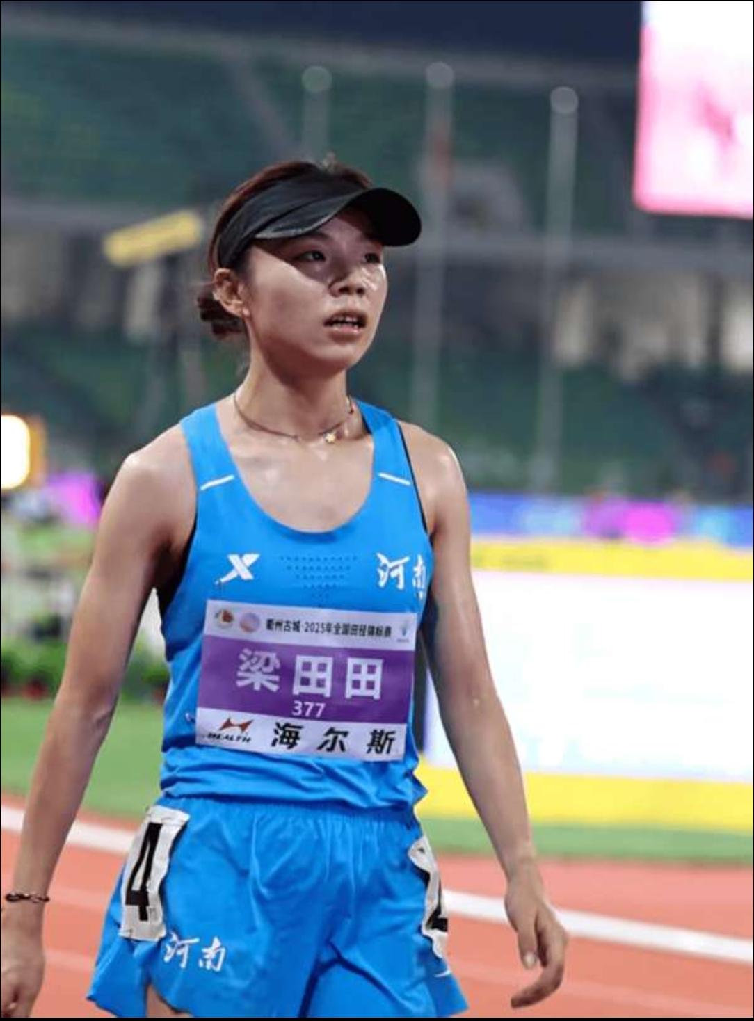 不知道女子中长跑国内比赛大魔王梁田田心里是什么感受，比赛的时候，总喜欢前面让别人
