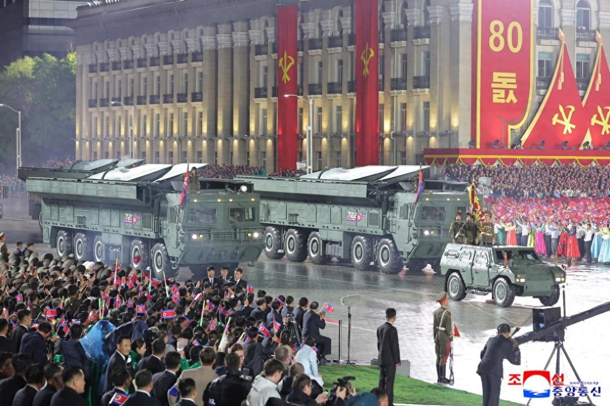 朝鲜领导人雨中大阅兵，当着中俄贵客的面，亮出了对美战略底牌夜色压城，细雨绵绵