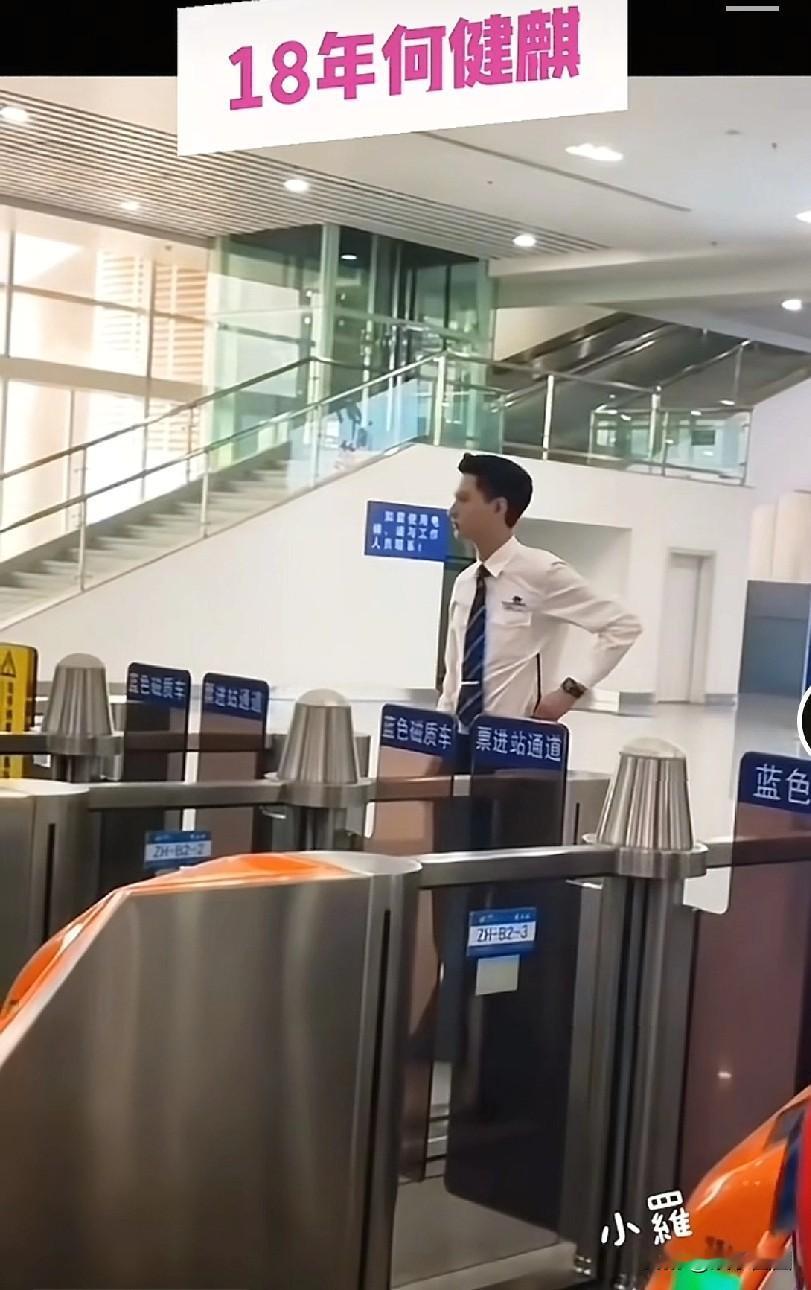 这是不是唯一一个出道前比出道后还帅的[滑稽笑]那会儿身材刚刚好，现在太瘦了，感觉