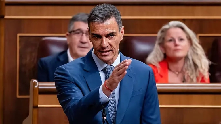 西班牙首相佩德罗·桑切斯今天直接掀了欧盟的桌子——他质问布鲁塞尔：“我们对俄罗斯