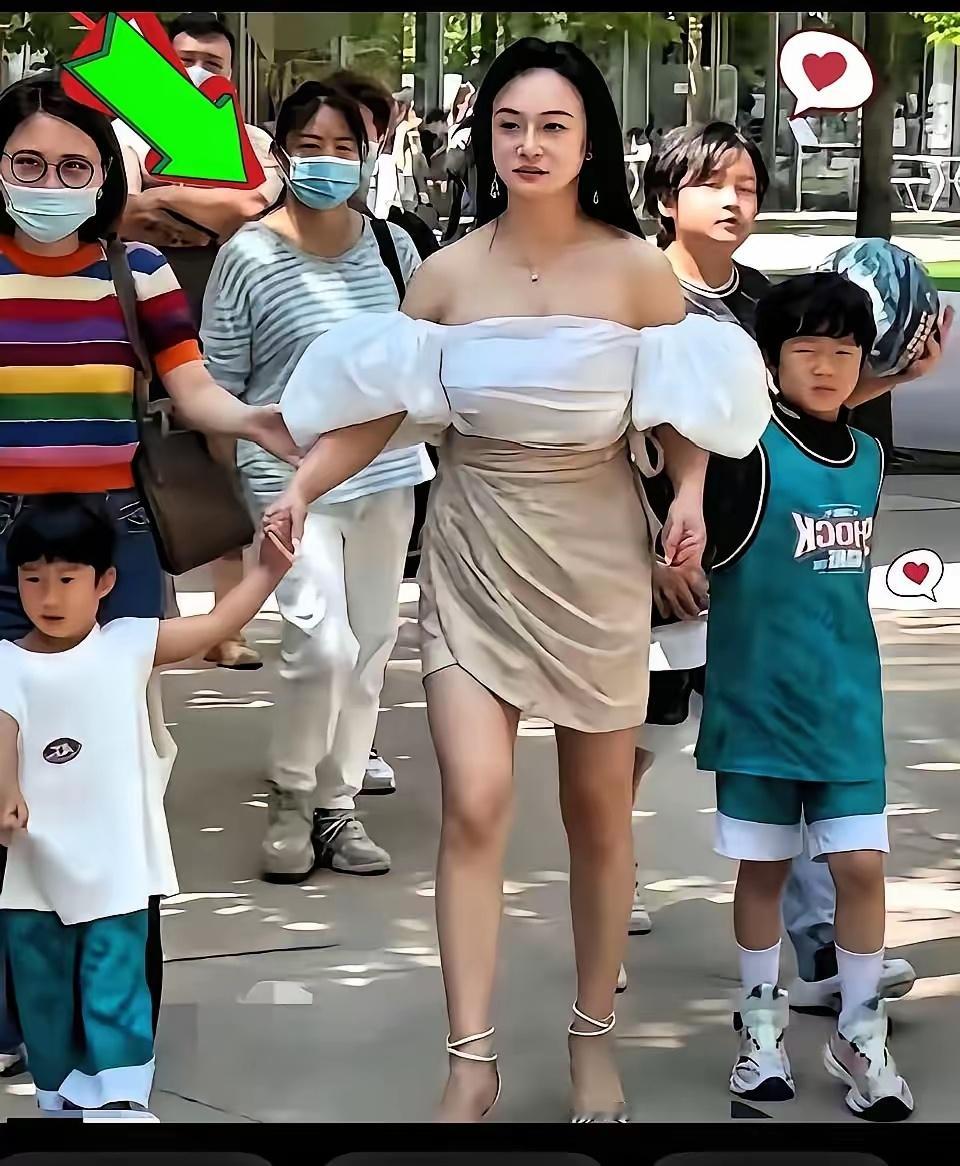 冉莹颖去开家长会，穿了一身精致打扮，结果被儿子当场吐槽："妈，下次穿朴素点行吗？