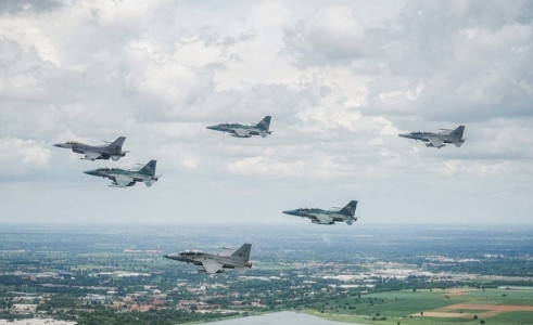 中国周边爆发大战，F16猛烈空袭，随后自家加油站遭炮轰，4万人啊7月24日上