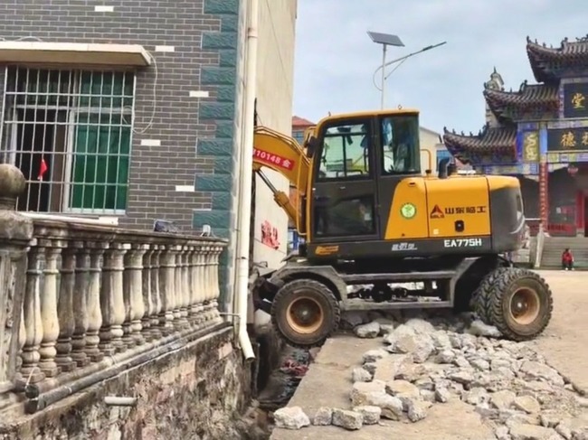 湖北鄂州一【：责任明确未造成人员伤亡，正在协调赔偿】11月23日，有网民发视频称