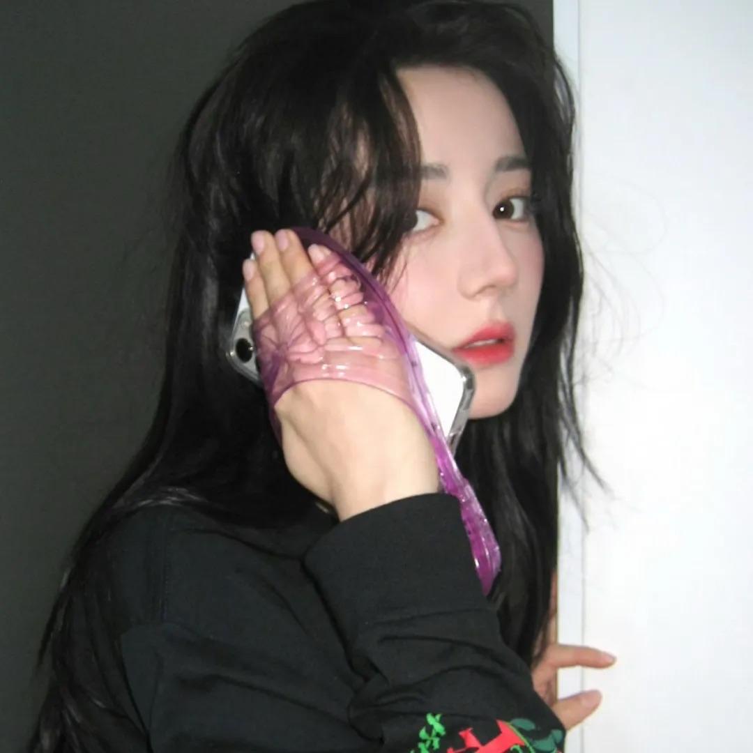 迪丽热巴和嘉行分道扬镳的传闻，看来不是空穴来风。今年嘉行派发给圈内人的新年礼盒，