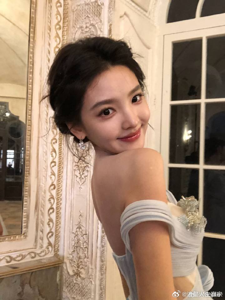 章若楠冷玉公主妆好绝这个楠儿还是太漂亮了公主级别呐、、蓝色礼服沁着淡淡的清冷香