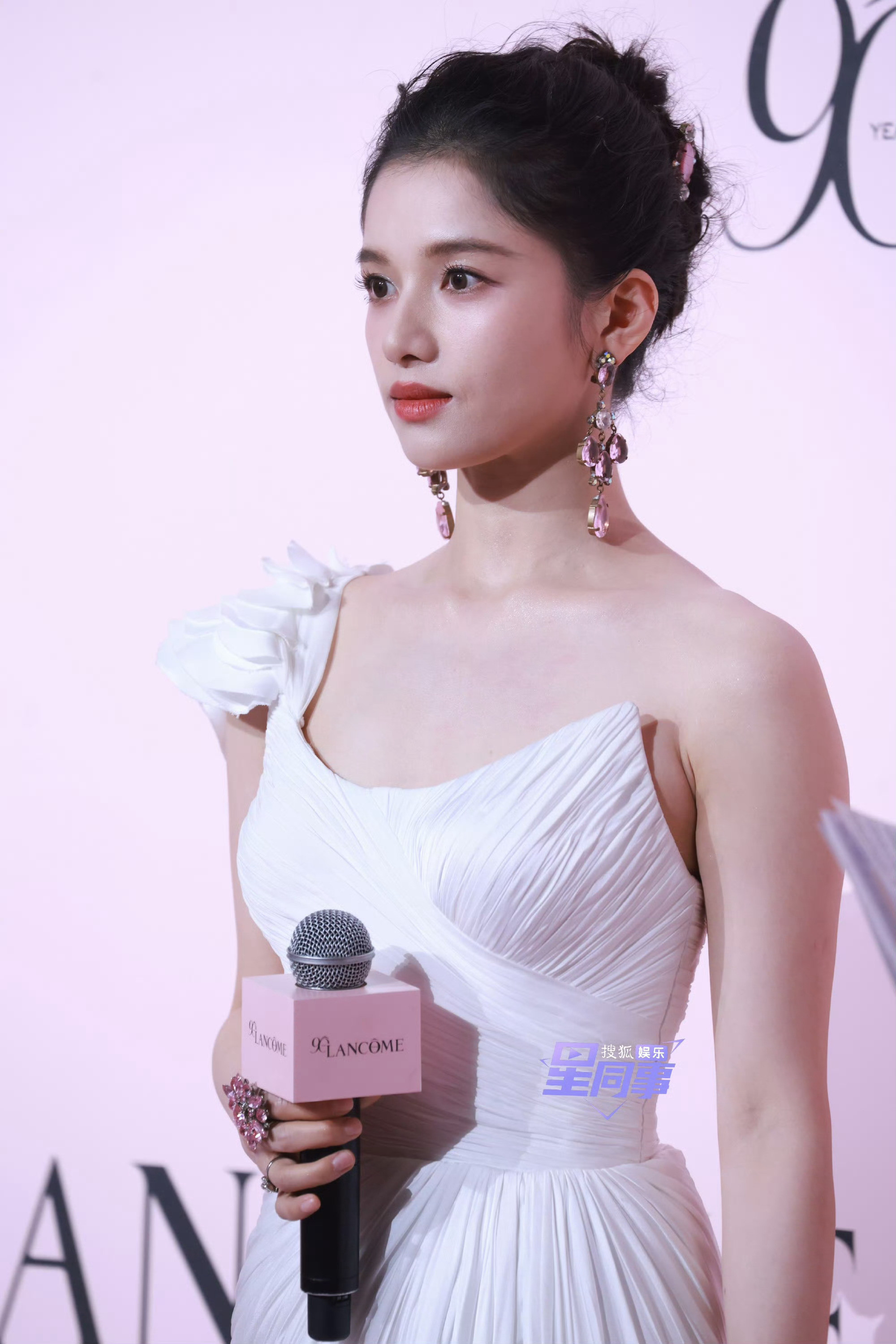 张婧仪真公主看到张婧仪近期的造型，不禁让人感叹这份大气温婉的美。她身上有一种独特