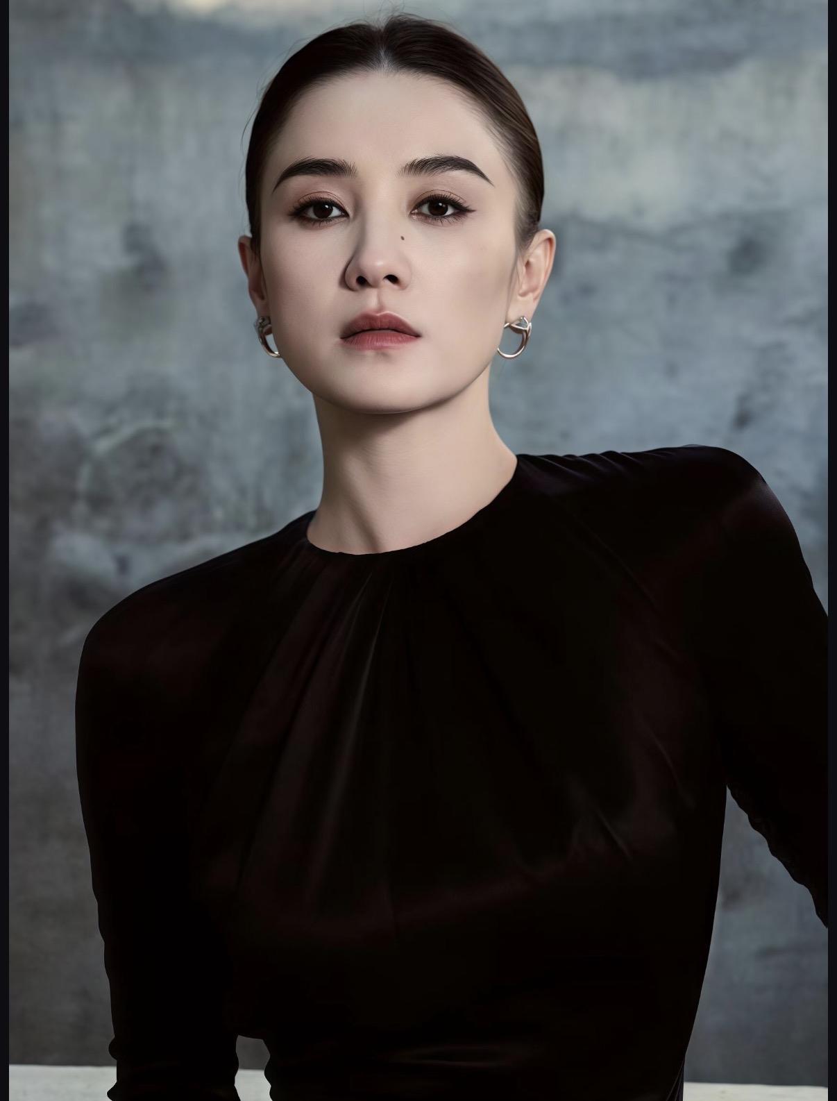 宋佳有特别的一个癖好，估计这辈子都改不了了，就是她每次参加颁奖典礼或者晚