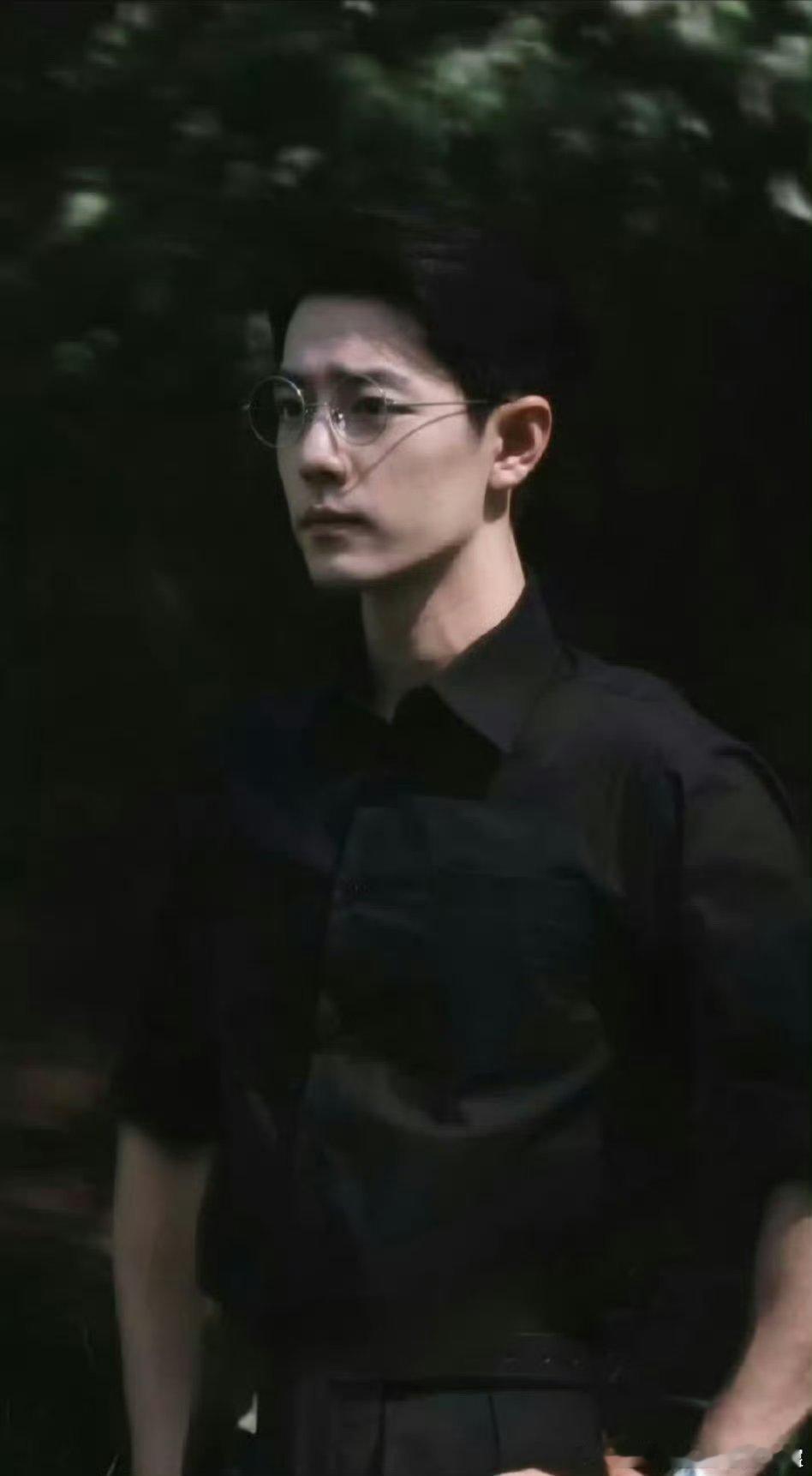 肖战黑色西装谍报上不封顶路透，精英感溢出屏幕了不敢想这段播出我会多么幸福