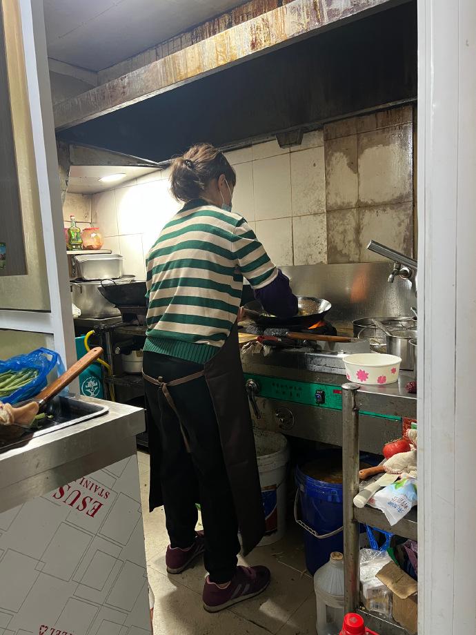 我今年56岁，在饭店后厨干活。老板一开始不太想要我，嫌岁数大。后来发现，岁数大