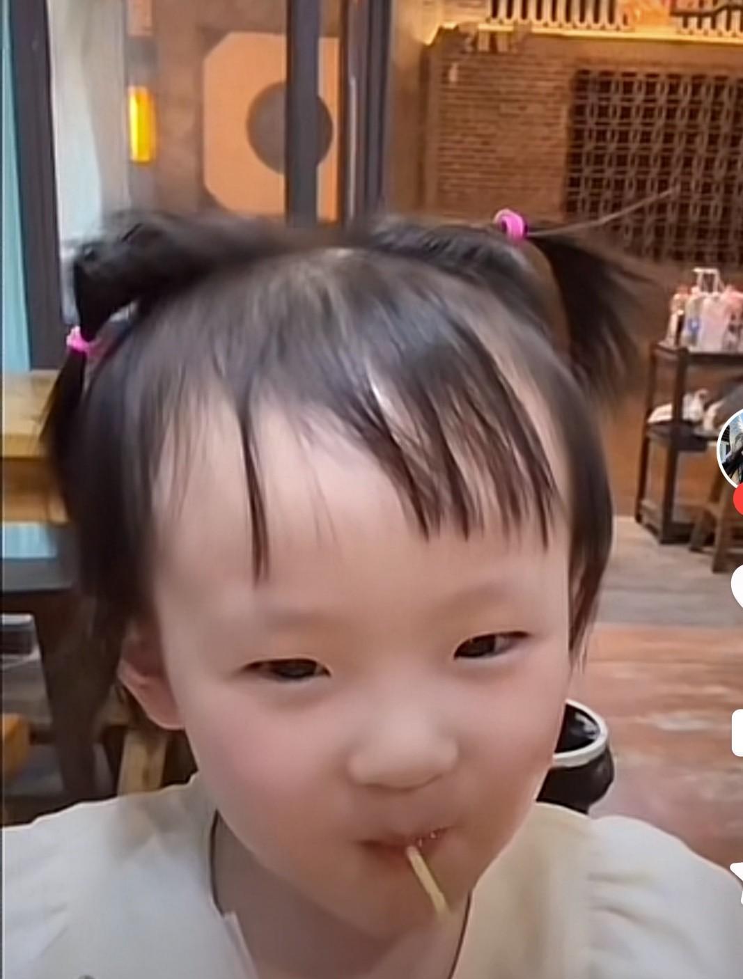 黄一鸣为了拍视频，闪闪吃饭的时候把闪闪逗的哈哈乐，真是太没有安全意识了。首先，