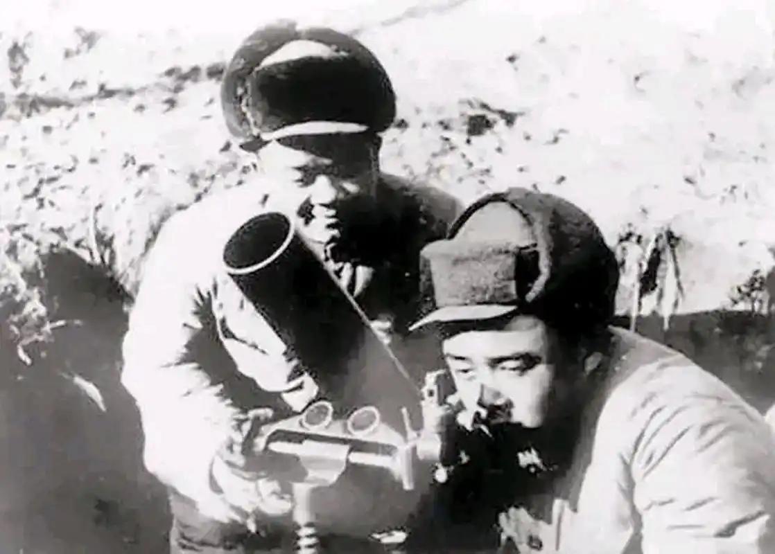 1951年，年仅15岁的新兵擦大炮时，无意间发现对面敌人阵地上有古怪的情况。他架