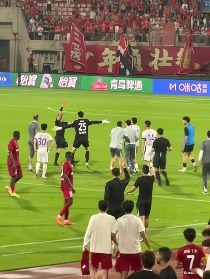 武汉三镇赛后冲突，天津津门虎赛后冲突，中超间歇期归来裁判又成主角，还有河南队古斯