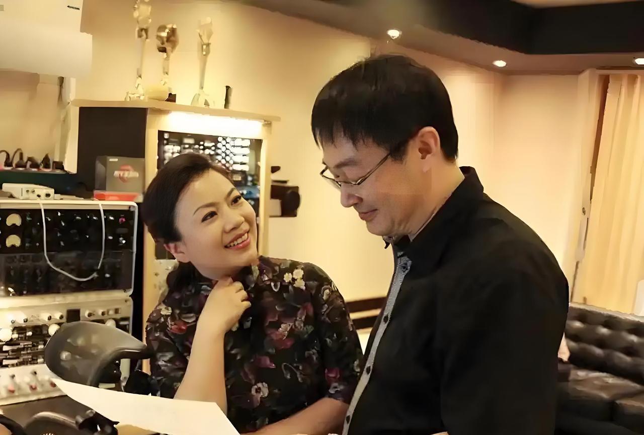 #老照片#正在侧身仰望的美女，是著名女高音歌唱家张也，她也是当今乐坛，民族唱法