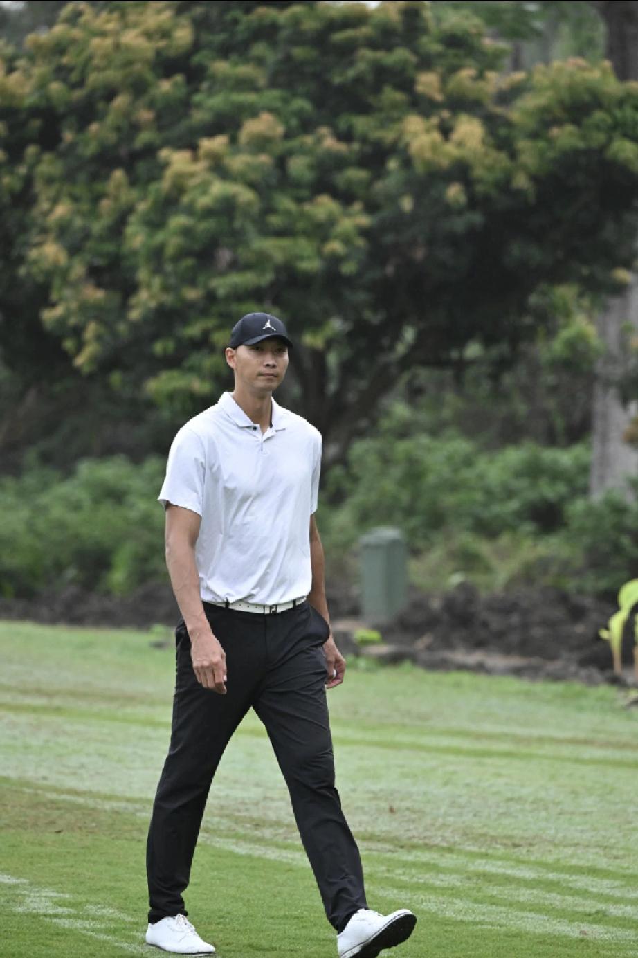 易建联海南打高尔夫瘦到脱相，脸竟然变成这样，下巴好尖，差点没认出来。近日，易