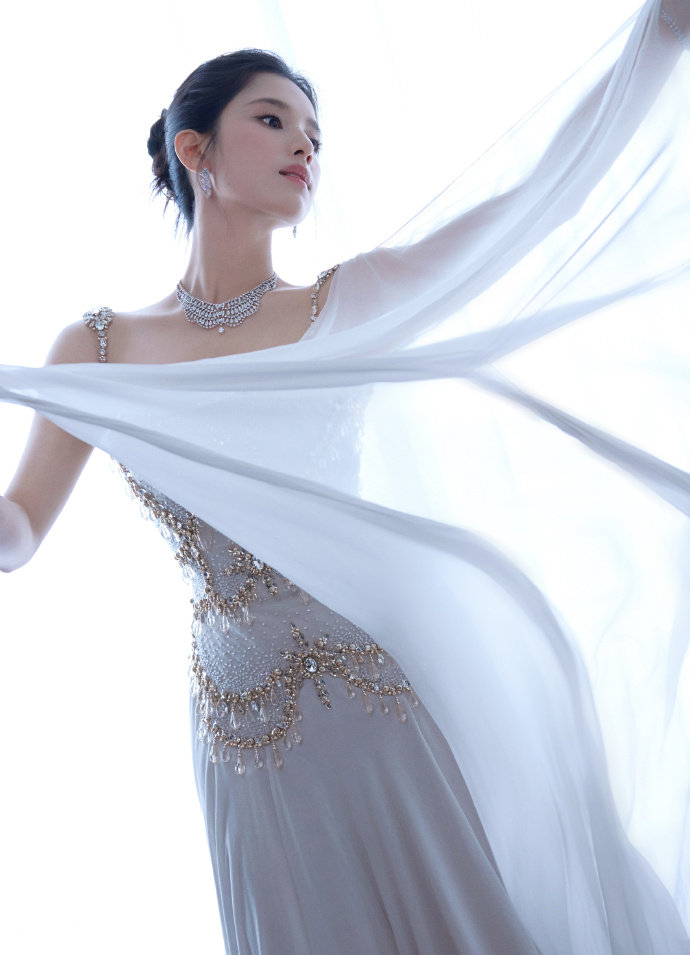 张婧仪大露背纱裙张婧仪大露背纱裙好美闪耀白玉兰！张婧仪