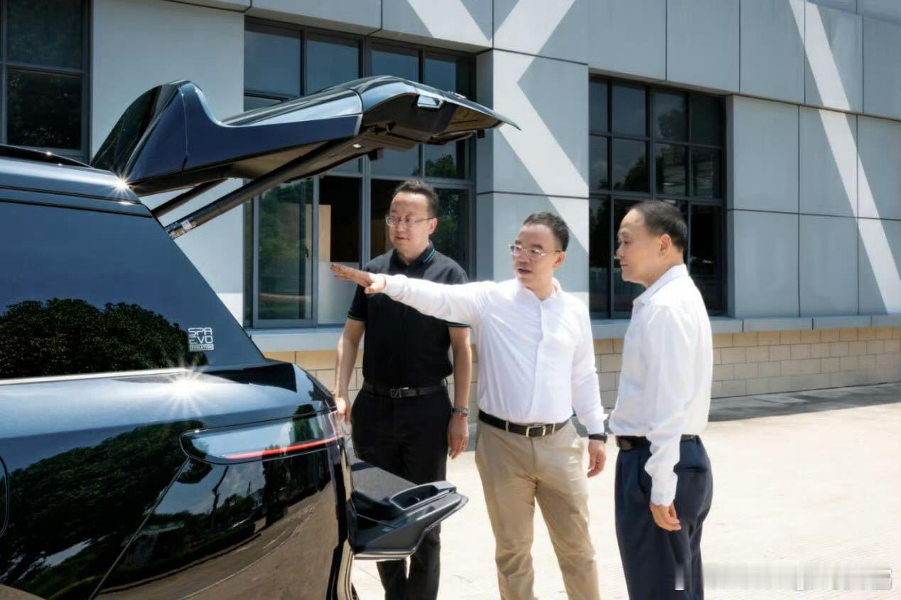 最近李书福亲自试驾领克900，体验了它的双180°旋转座椅等配置，向大家示范了“