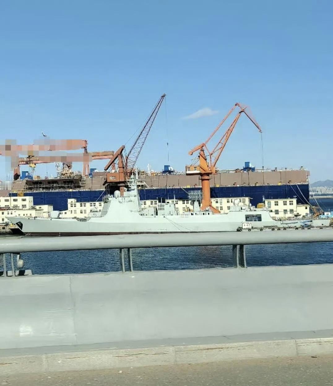 又一艘052D基本舾装完毕，各种传感器和武器都已安装到位，脚手架已撤。此舰今年4