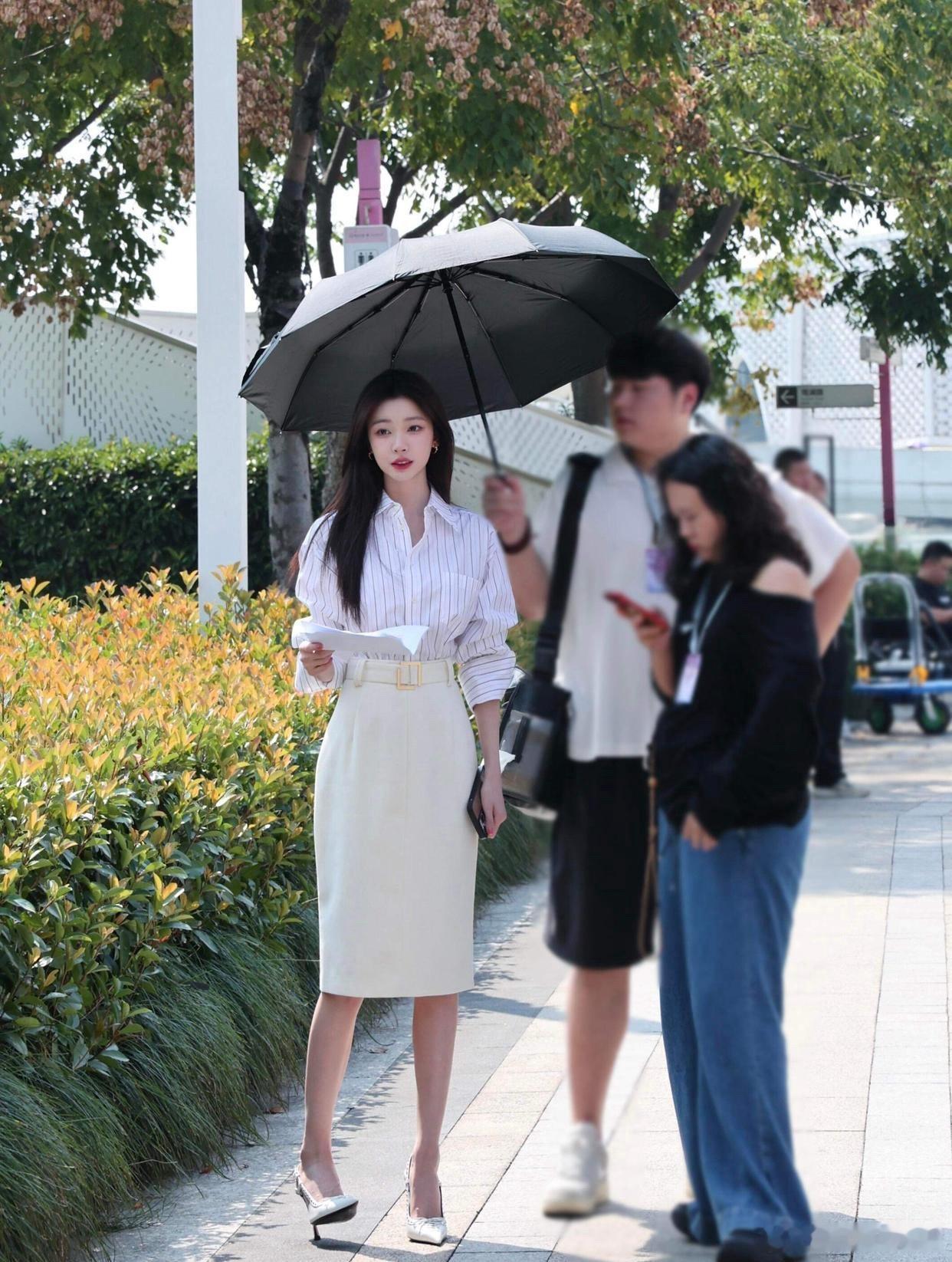 现代剧完全就是易梦玲的舒适区…太美了完全是本色出演吧​​​