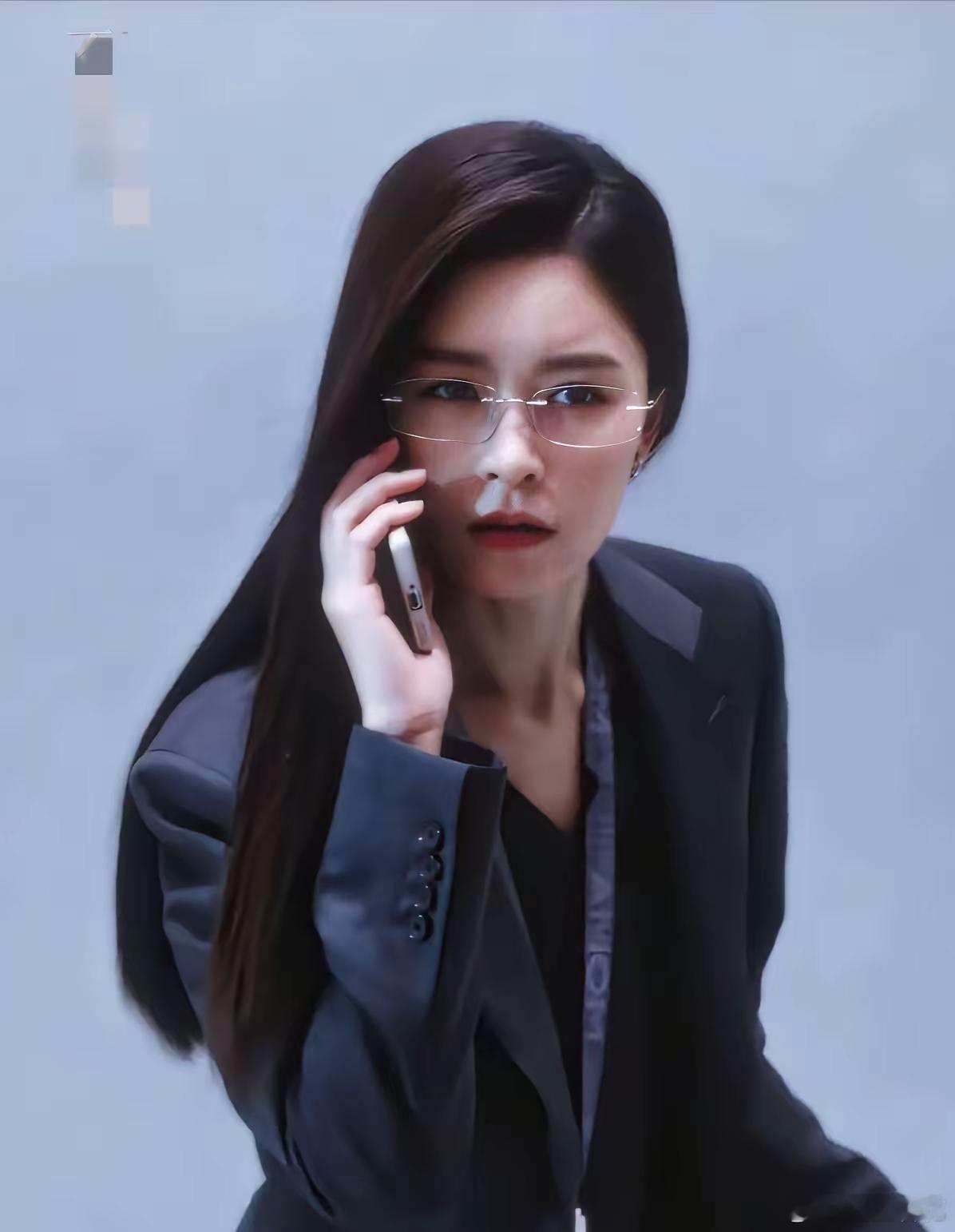 研究了大半天​终于从文咏珊身上发现一个秘密​那就是有些女人的美，得摘了眼镜才藏不