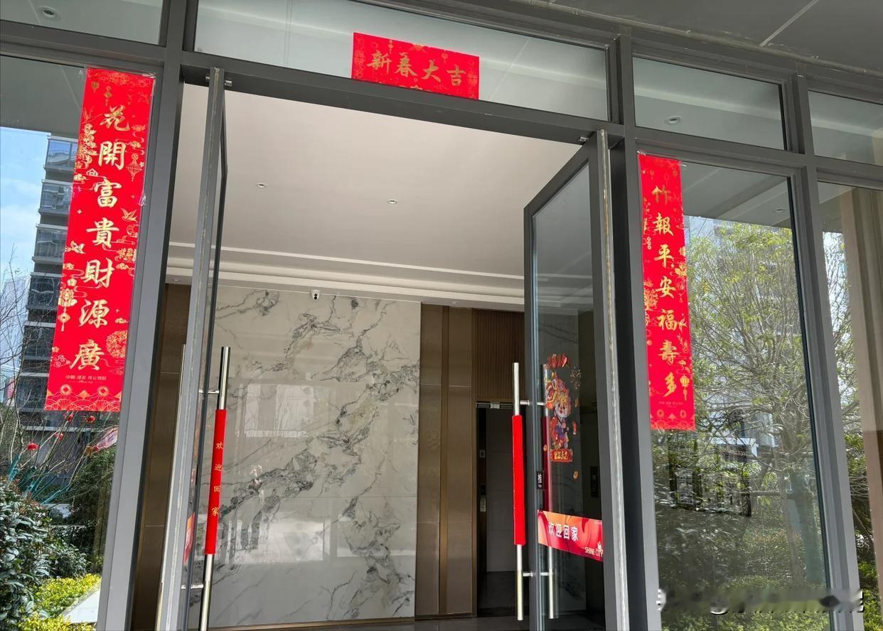 上世纪90年代，日本房地产泡沫轰然破裂，无数家庭半生积蓄化为乌有，经济陷入“失去